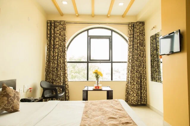 Premium room with arched windows at Hotel KPinn